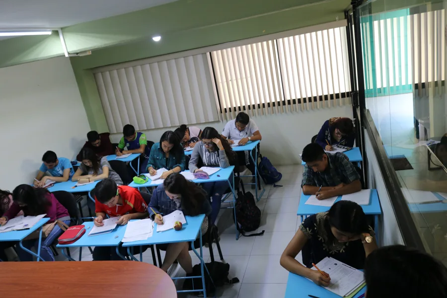 Alumnos de CEREX trabajando en sus materiales dentro del salón de clases